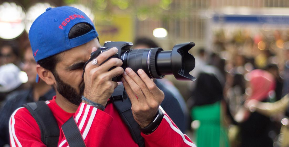 Fotógrafo cubriendo un evento in situ